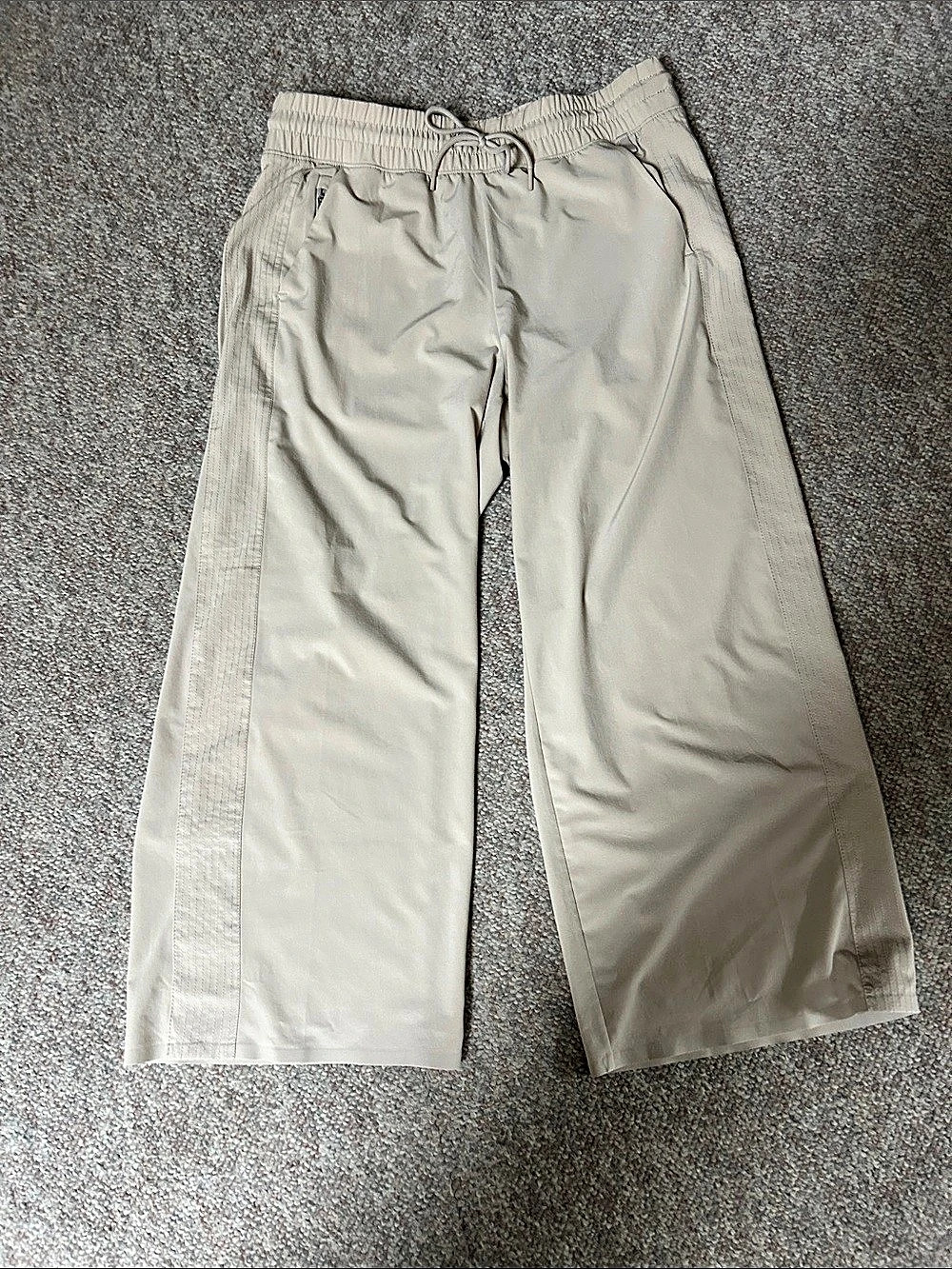 Athleta Avenue High Rise Wide Leg cropped Pant, size 12 in khaki color